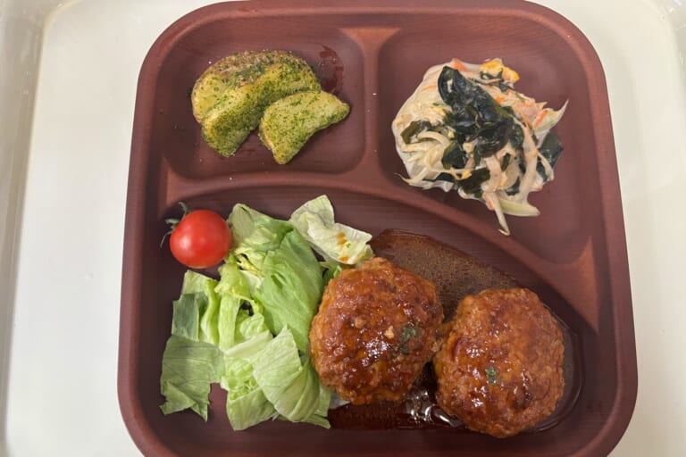 【親和の学生寮】今日の晩ごはん☆煮込みハンバーグ