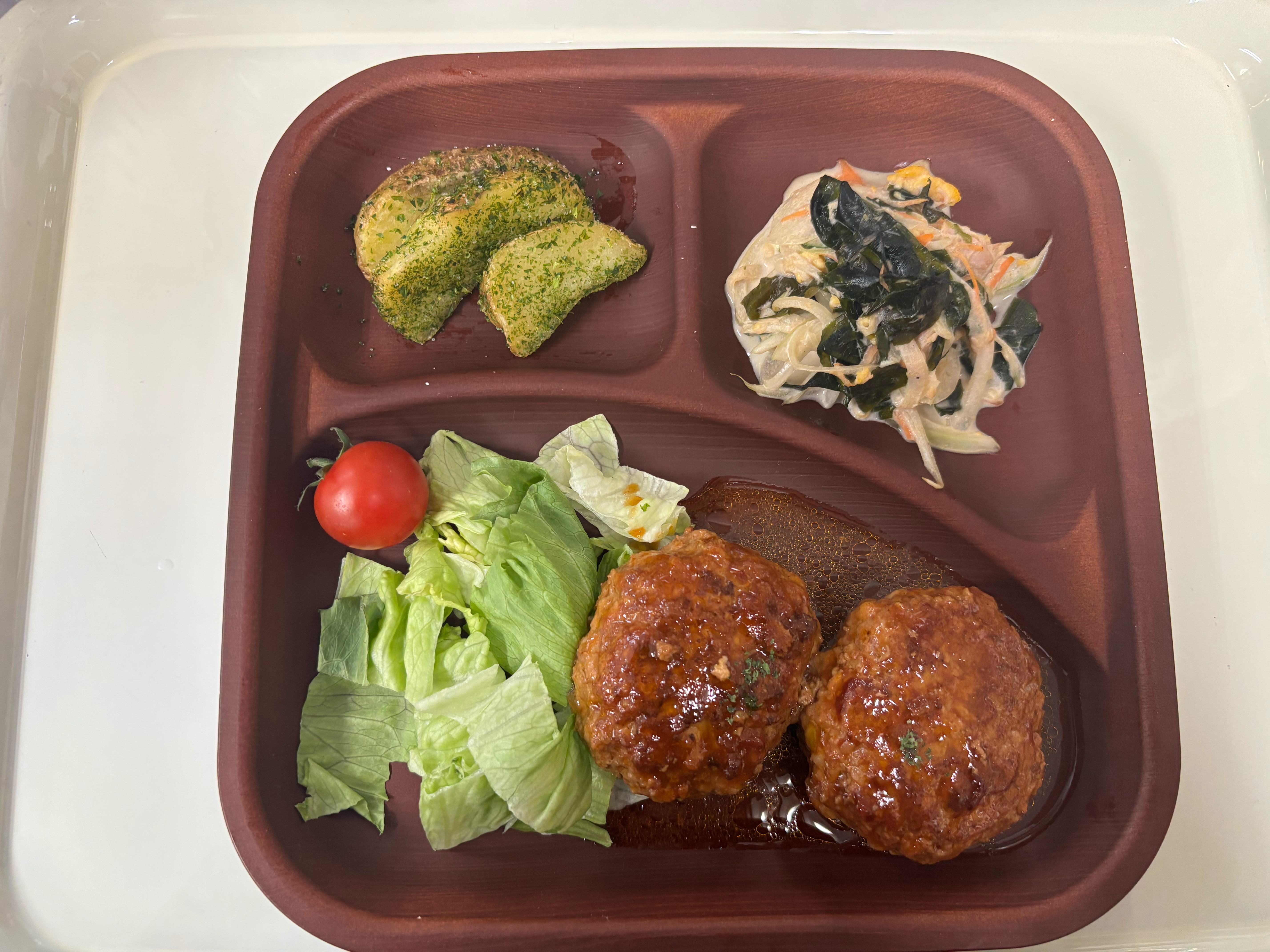 【親和の学生寮】今日の晩ごはん☆煮込みハンバーグ