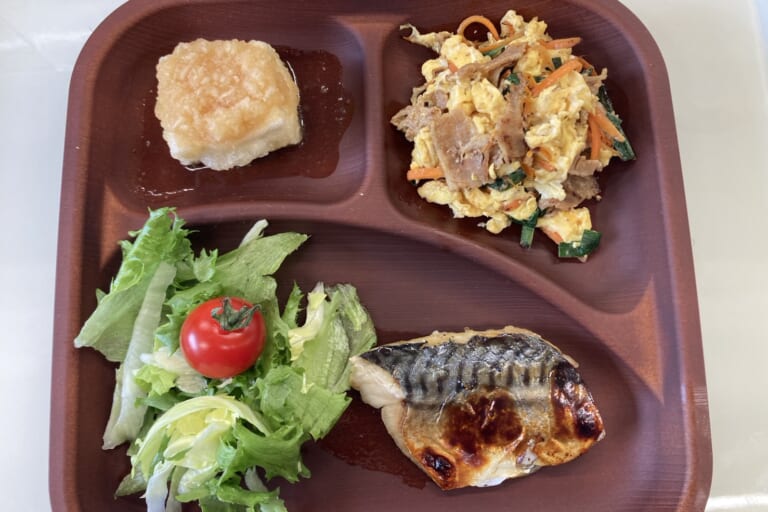 【親和の学生寮】今日の晩ごはん☆焼魚と豚ニラ玉